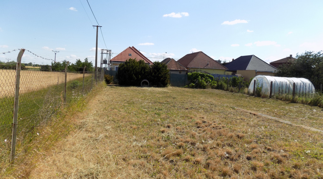 Na predaj pozemok v Tvrdošovciach 412 m2  .