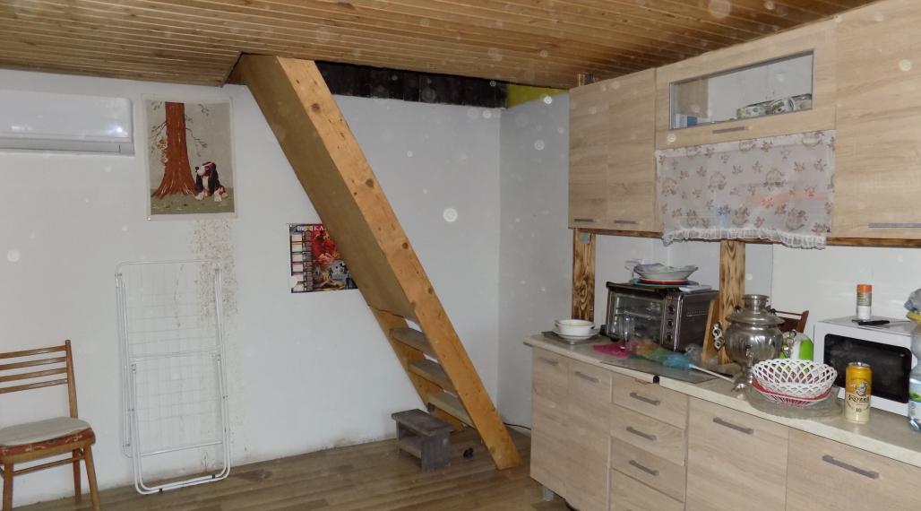 Na predaj murovaná chata na Tekvičnom poli v N. Zámkoch - vhodná aj na celoročné bývanie .