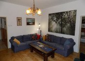 Tehlový dom s obytným podkrovím v Zemianskej Olči s peknou záhradou - fotografia 11