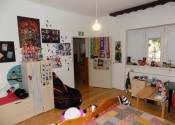 Tehlový dom s obytným podkrovím v Zemianskej Olči s peknou záhradou - fotografia 15