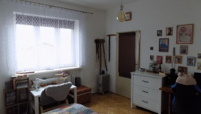 Tehlový dom s obytným podkrovím v Zemianskej Olči s peknou záhradou - fotografia 13