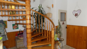 Tehlový dom s obytným podkrovím v Zemianskej Olči s peknou záhradou - fotografia 14