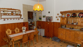 Tehlový dom s obytným podkrovím v Zemianskej Olči s peknou záhradou - fotografia 12