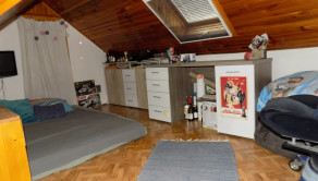 Tehlový dom s obytným podkrovím v Zemianskej Olči s peknou záhradou - fotografia 18