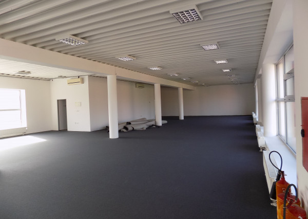 Na prenájom veľké obchodné 350 m2 priestory na poschodí na frekventovanej ceste v N. Zámkoch