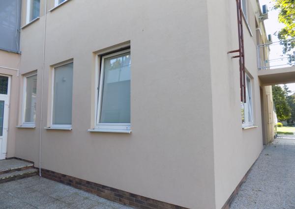 Obchodný priestor, kancelária, služby 28m2 v centre mesta s parkovaním v N. Zámkoch .
