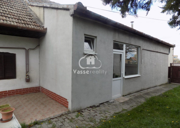 Na predaj 2 domy so samostatným vstupom na jednom pozemku vhodný na chalupu alebo na bývanie  v centre Tvrdošoviec.