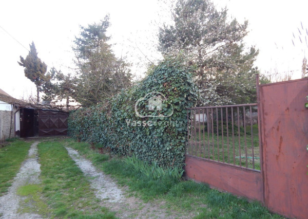 Na predaj vidiecky dom v Nesvadoch -Aňala 2381 m2  vhodné pre chov zvierat .