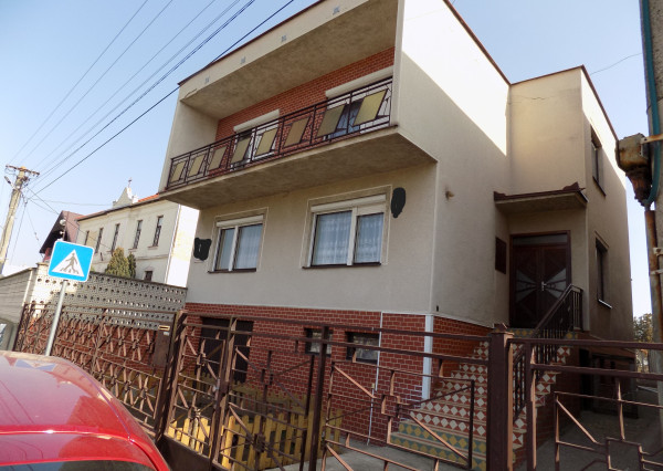 Poschodový dom v Tvrdošovciach  v centre obce  vhodné aj na podnikanie !