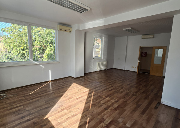 Prenájom priestoru v centre mesta Nové Zámky 80m2 +3 parkovacie miesta sú grátis .