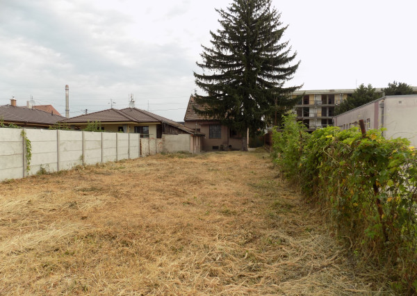 Na predaj pozemok  569 m2 so starším domom v Nových Zámkoch .