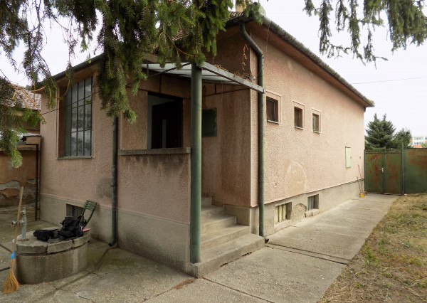 Na predaj  2 izb. dom v Nových Zámkoch- záhrada 569m2 .