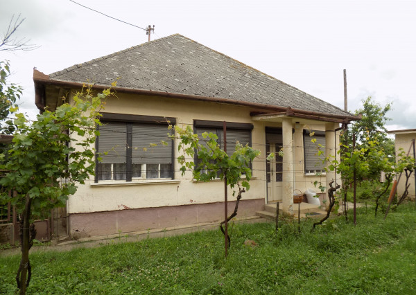 Tehlový 3 izb. dom v obľúbenej vinohradnickej obci Strekov pri Štúrove 27 km .