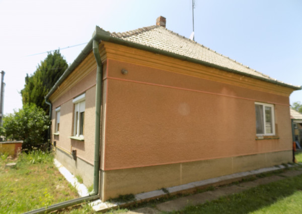 Na predaj suchý 3 izb. domček v obci Rúbaň  s novou elektrinou - Štúrovo len 30 km.