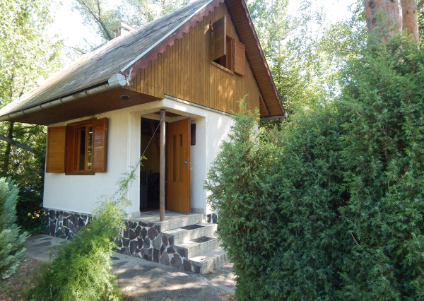 Na predaj poschodová chata s pozemkom - 385 m2 v Úľanoch nad Žitavou len 10  km od Podhájskej .