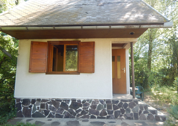 Na predaj poschodová chata s pozemkom - 385 m2 v Úľanoch nad Žitavou len 10  km od Podhájskej .