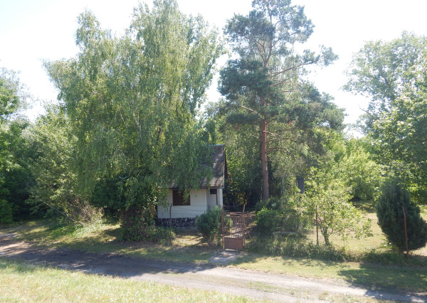 Na predaj poschodová chata s pozemkom - 385 m2 v Úľanoch nad Žitavou len 10  km od Podhájskej .