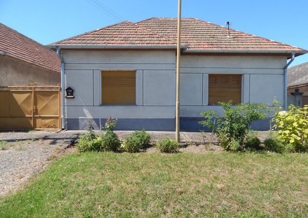 Na predaj 4 izbový dom vhodný aj ako chalupa v Malých Kosihách, 16 km od Štúrova.