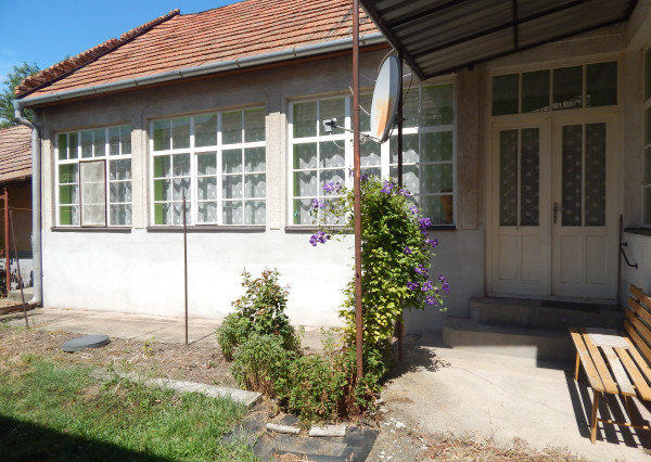 Na predaj 4 izbový dom vhodný aj ako chalupa v Malých Kosihách, 16 km od Štúrova.