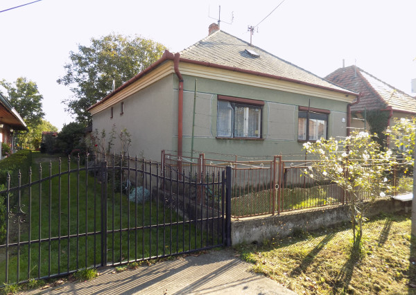 Na predaj tehlový 3 izb. dom v Rúbani - pozemok 2592 m2  pri rybníku .