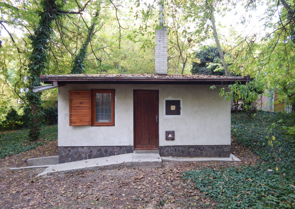 Na predaj 2 izbová celoročná chata v Radvani nad Dunajom.