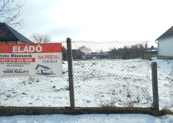 Na predaj pozemok so stavebným povolením, v Čalovci pri Komárne.