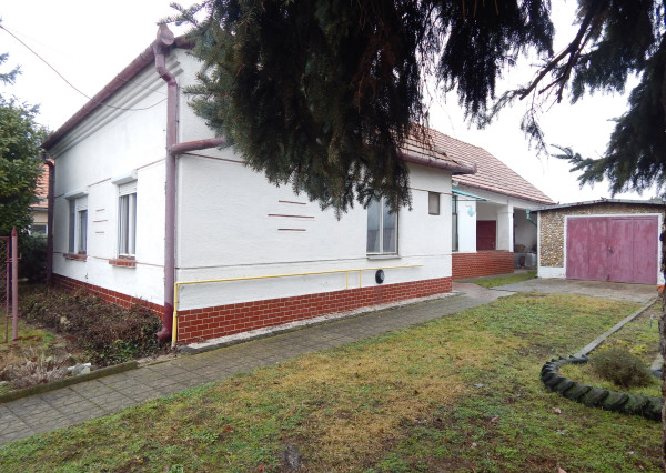 Na predaj 3 izbový dom v Kravanoch nad Dunajom s garážou .