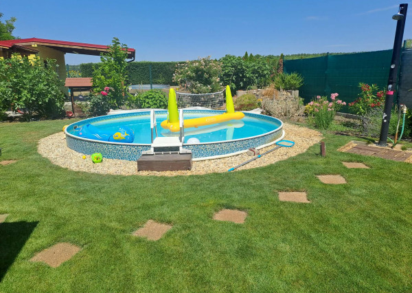 Na predaj chata s bazénom  v lokalite Ozón  pri Nových Zámkoch .