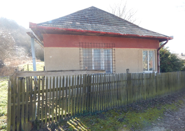 Na predaj chalupa  v Dubníku pri Štúrove  .