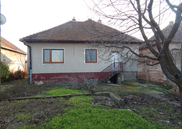 Na predaj 3 izbový rodinný dom v Šuranoch.