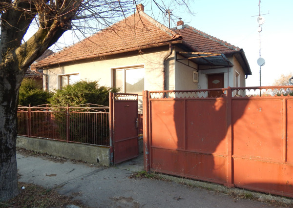 Na predaj 3 izbový rodinný dom v Šuranoch.