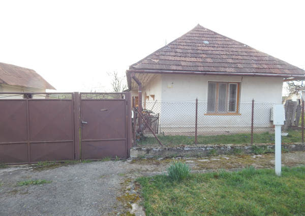 Na predaj dlhý 2 izbový vidiecky dom v Kolte, 20 km od Nových Zámkov.