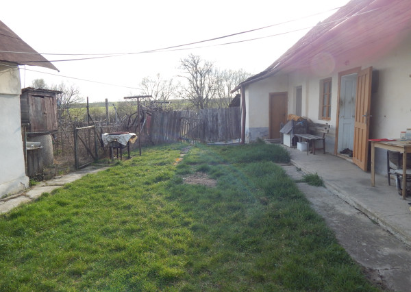 Na predaj dlhý 2 izbový vidiecky dom v Kolte, 20 km od Nových Zámkov.