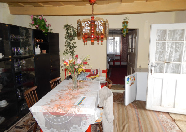 Na predaj dlhý 2 izbový vidiecky dom v Kolte, 20 km od Nových Zámkov.