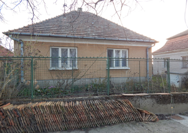 Na predaj 2 izbový  tehlový rodinný dom v Pribete, 18 km od Nových Zámkov.