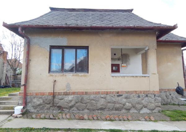 Na predaj 2 izbový tehlový  dom v Gbelciach s projektmi .