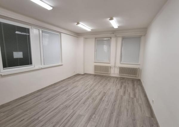 Na prenájom kancelária 28 m2  s parkovaním v centre N. Zámkov.