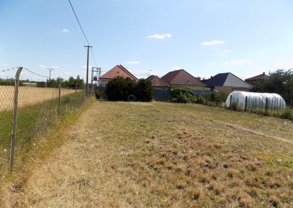 Na predaj pozemok v Tvrdošovciach 412 m2  .