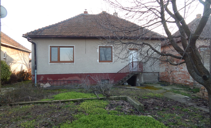 Na predaj 3 izbový rodinný dom v Šuranoch.