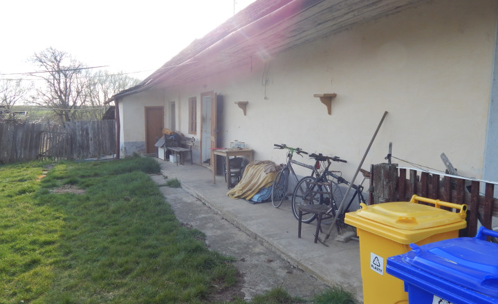 Na predaj dlhý 2 izbový vidiecky dom v Kolte, 20 km od Nových Zámkov. - fotografia 1
