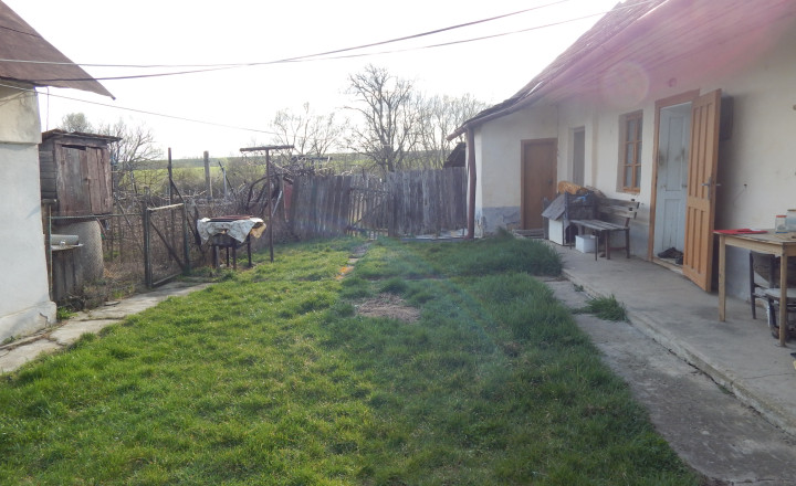 Na predaj dlhý 2 izbový vidiecky dom v Kolte, 20 km od Nových Zámkov.