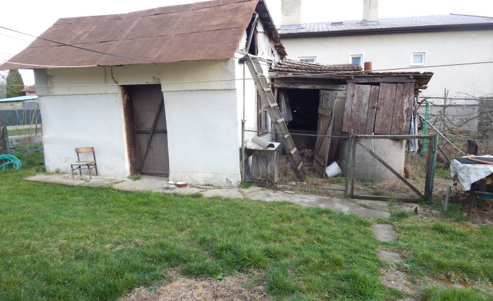 Na predaj dlhý 2 izbový vidiecky dom v Kolte, 20 km od Nových Zámkov. - fotografia 2