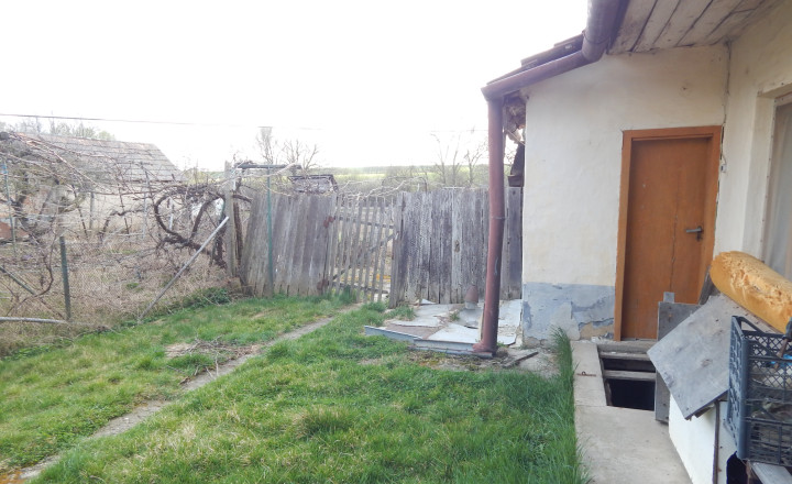 Na predaj dlhý 2 izbový vidiecky dom v Kolte, 20 km od Nových Zámkov. - fotografia 3