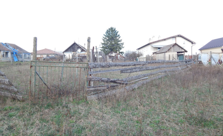 Na predaj dlhý 2 izbový vidiecky dom v Kolte, 20 km od Nových Zámkov. - fotografia 14