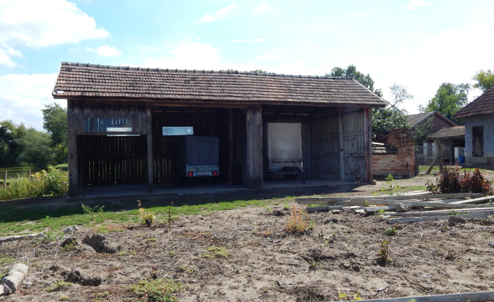 Na predaj vidiecka usadlosť so starším domom, hospodárskymi budovami a pozemkom 2104 m2  v obci  Martovce. - fotografia 11