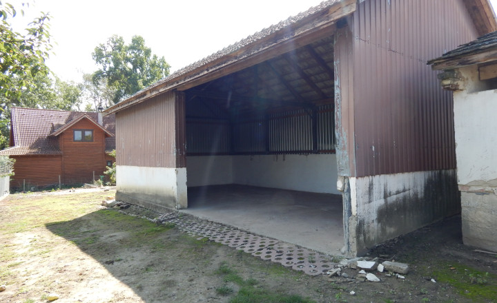 Na predaj vidiecka usadlosť so starším domom, hospodárskymi budovami a pozemkom 2104 m2  v obci  Martovce. - fotografia 13
