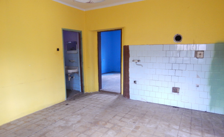 Na predaj vidiecka usadlosť so starším domom, hospodárskymi budovami a pozemkom 2104 m2  v obci  Martovce. - fotografia 5