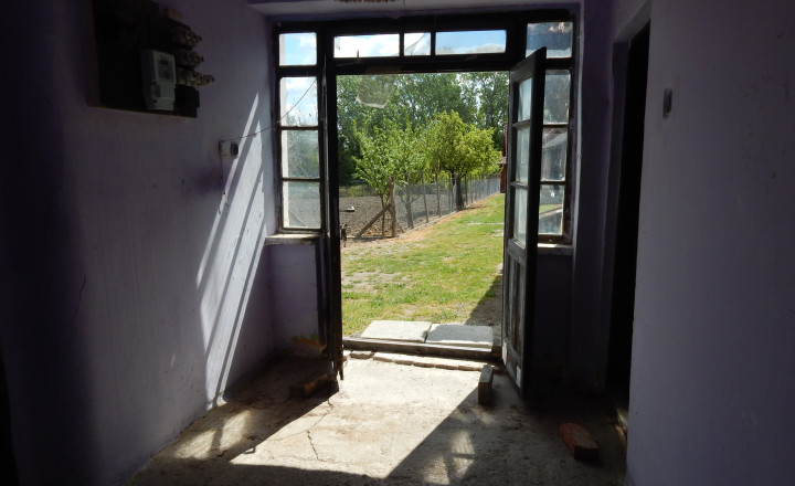 Na predaj vidiecka usadlosť so starším domom, hospodárskymi budovami a pozemkom 2104 m2  v obci  Martovce. - fotografia 4
