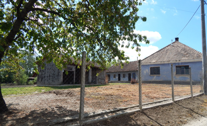 Na predaj vidiecka usadlosť so starším domom, hospodárskymi budovami a pozemkom 2104 m2  v obci  Martovce.