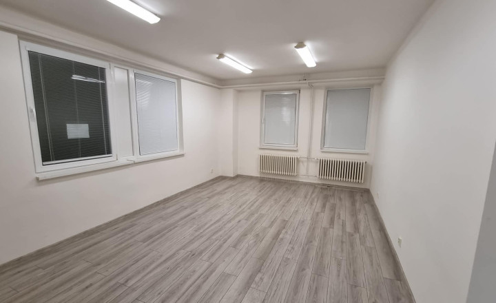 Na prenájom kancelária 28 m2  s parkovaním v centre N. Zámkov. - fotografia 1